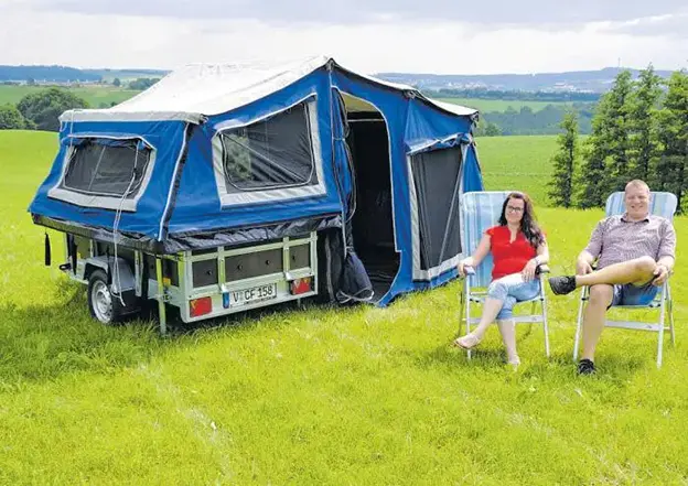 Campfix Konstrukteur Frank Maskow Der Campfix Konstrukteur Frank Maskow sitzt mit seiner Frau Corina Maskow vor ihrem Campfix Eigenbau Projekt